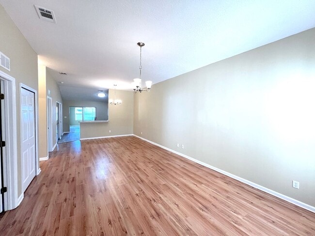 Photo - 20 Regis Ln