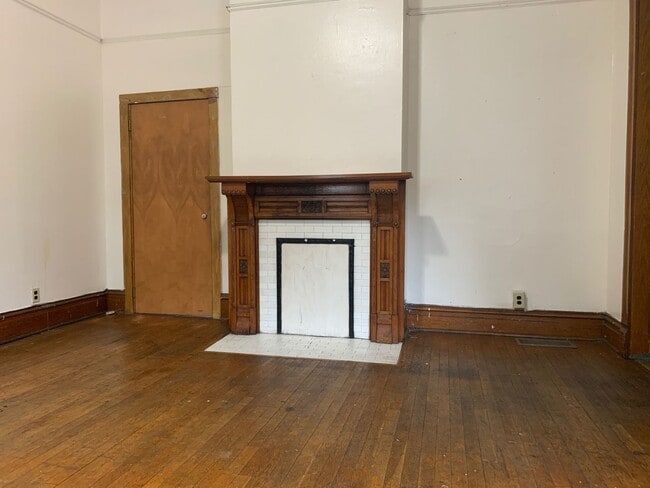 Photo - Downtown House - 6 Bedroom/ 2 Bathroom Lar...