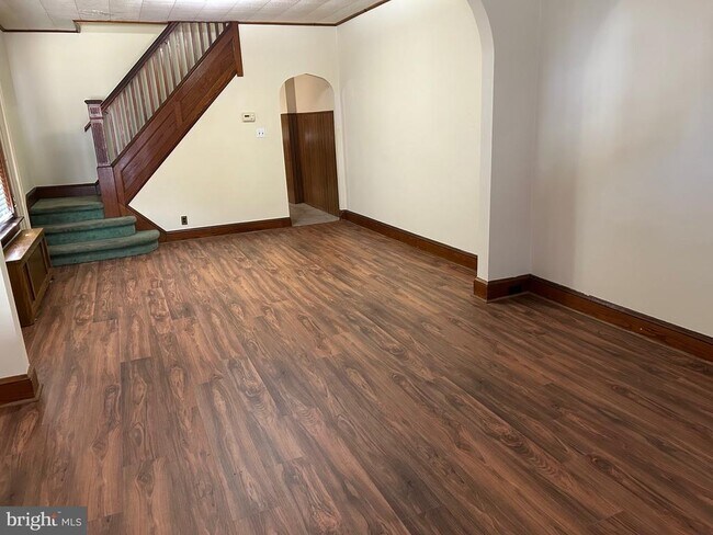 Photo - 1049 Genesee St