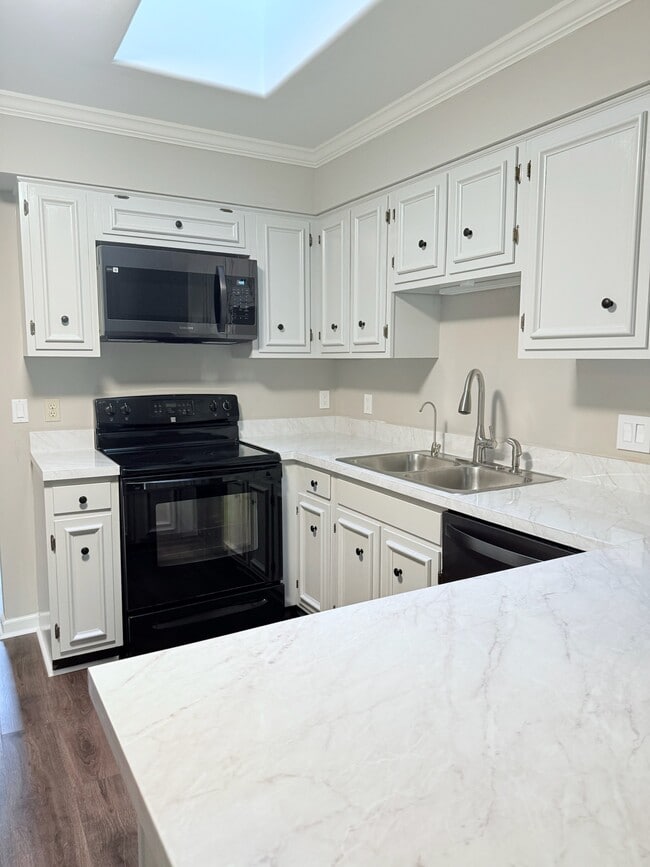 Photo - 1306 Leaside Ln