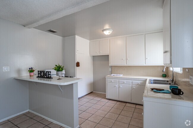 1BR, 1BA - 700SF