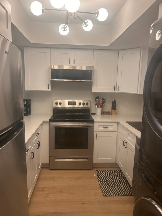 Building Photo - Fully Furnished Beautiful condominium in Excellent location Unit 216