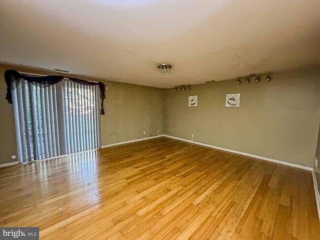 Photo - 58 Vanderbilt Ct