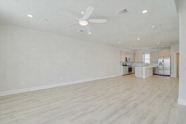 Photo - 389 N Centro Cir