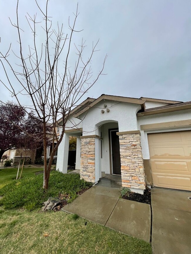 This charming 3/bed 2/bath welcomes you home. - This charming 3/bed 2/bath welcomes you home.