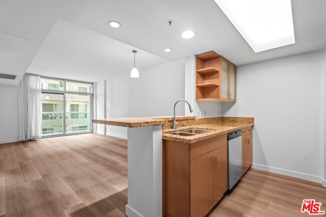 Building Photo - 13700 Marina Pointe Dr Unit 321 Rental