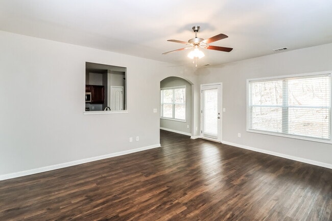 Photo - 335 Hawthorn Dr