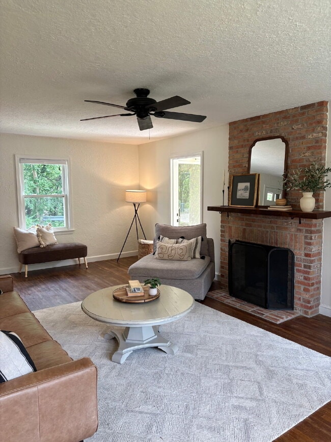 Photo - 403 W Van Buren St