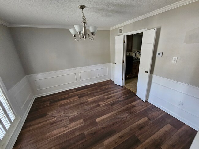 Spacious 3BR/2BA Memphis Rental with 2-Car Garage, High Ceilings & Screened Porch