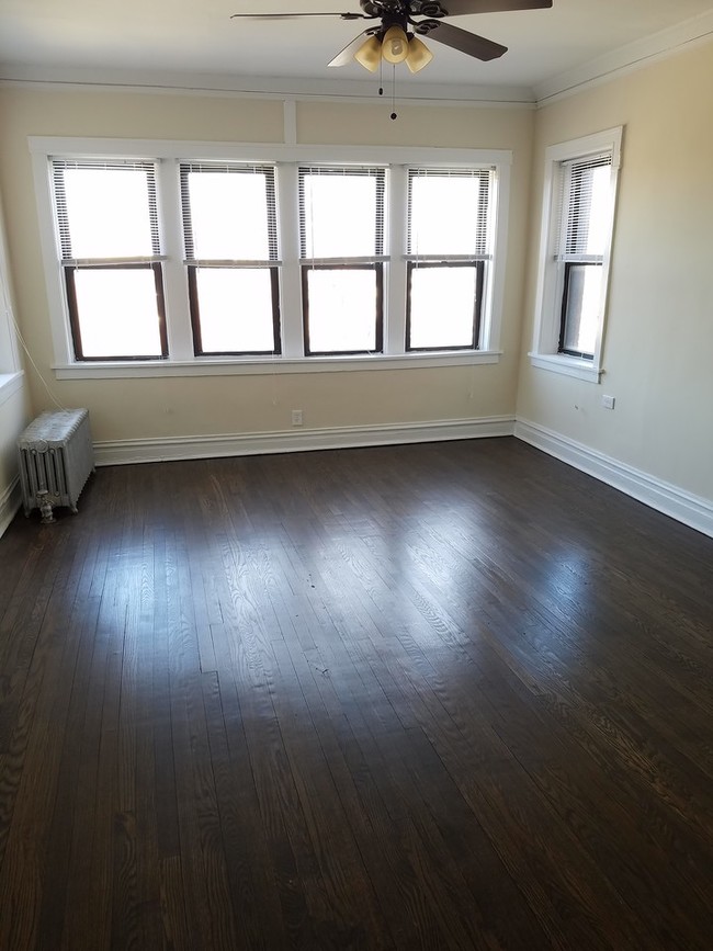Building Photo - 3600 W Sunnyside Ave Unit 2 Rental