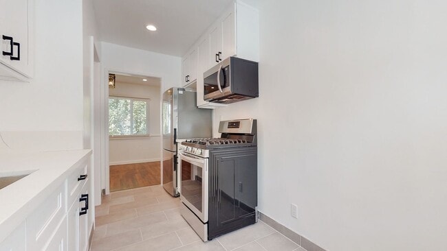 3368 Rowena Ave