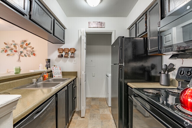 1BR, 1BA - 700SF - Kitchen