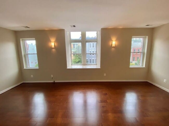 Photo - Dupont - West End Fabulous studio with decorative Fireplace & W/D Unit 23