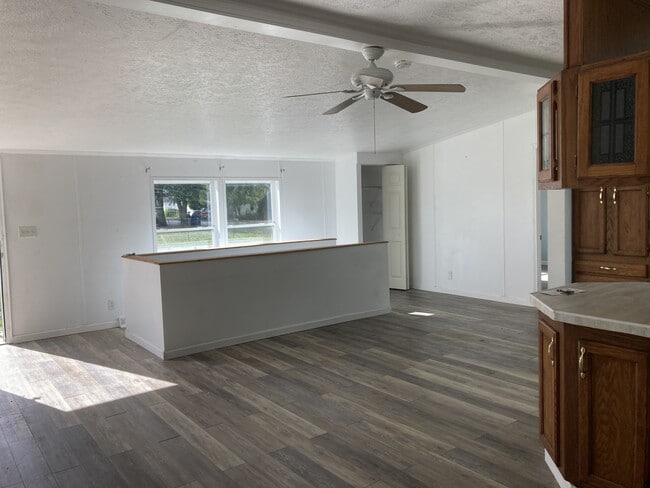 Photo - 25528 Broad St