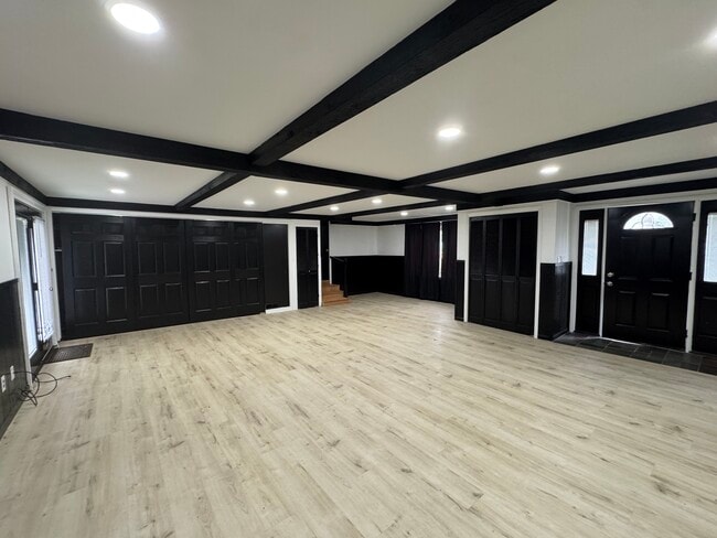 Building Photo - 2802 Bellaire Dr