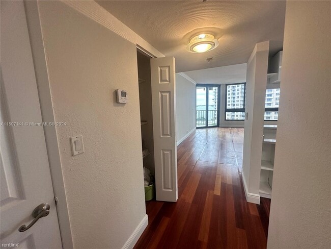 Photo - 1 br, 1.5 bath Condo - 520 Brickell Key Dr... Unit Apt A811