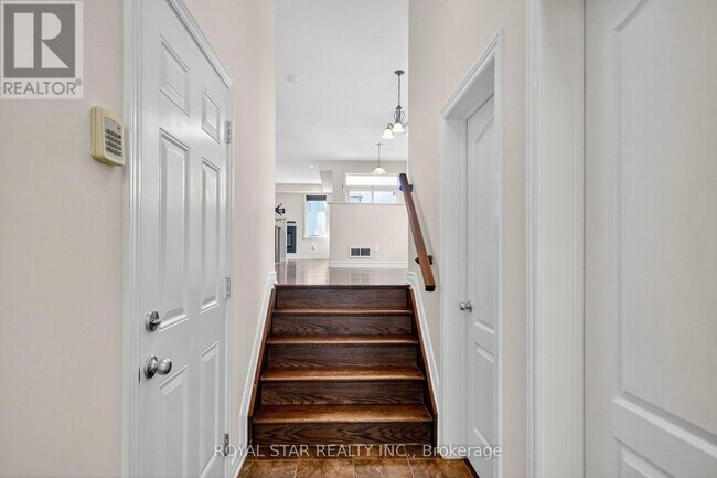 Photo - 272 Broxburn Crescent