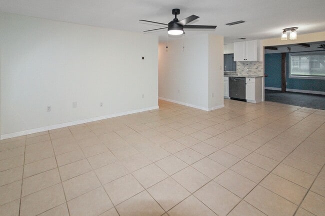 Photo - 401 Circlewood Dr