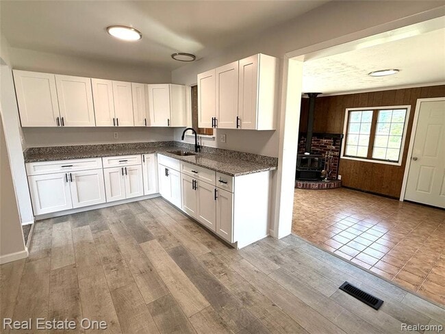Photo - 28476 Marquette St
