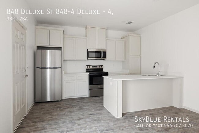 Building Photo - 848 Deluxe St Unit 4,