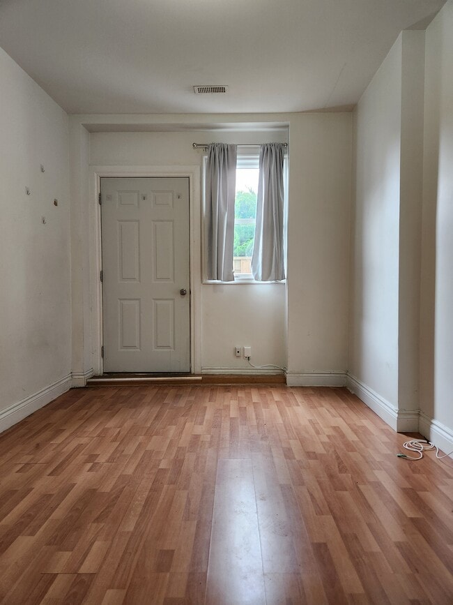 Photo - 1015 Dupont St Unit 2