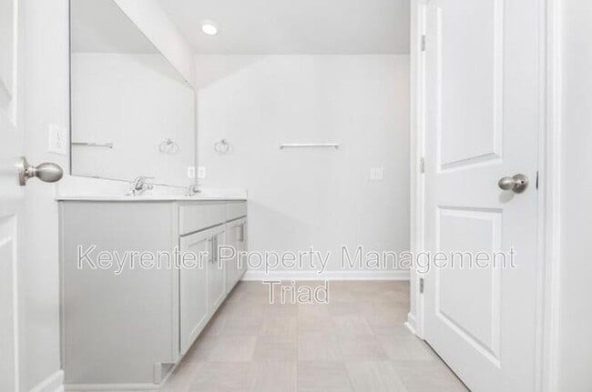 Photo - 1122 Banworth Ct