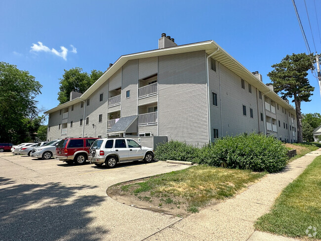 Building Photo - 1006 Lincoln Way Rental