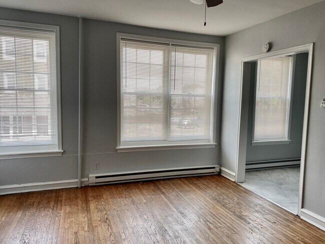 Entrance into Kitchen from livingroom