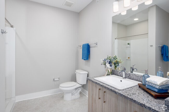 2BR, 1BA - 913SF - Bathroom