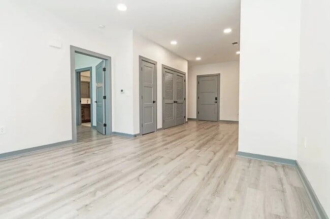 Building Photo - 700 Dew St Rental