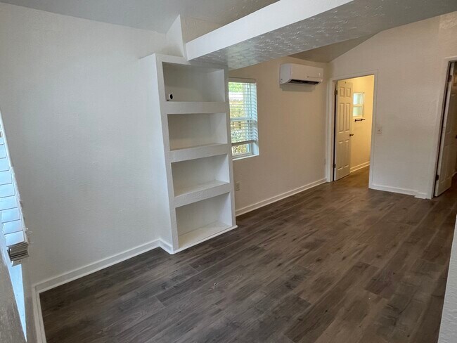 Photo - 905 E Crenshaw St