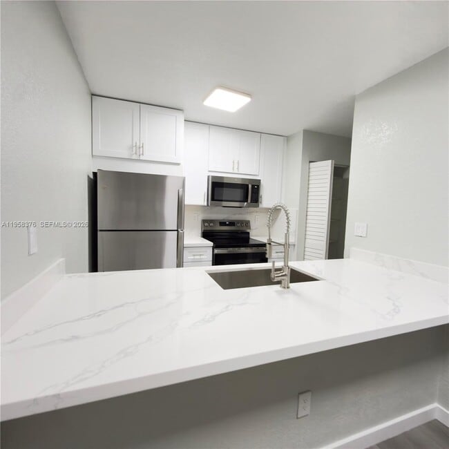 Building Photo - 18206 Mediterranean Blvd Unit 3-21