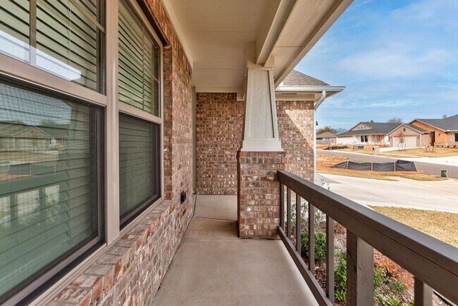 Photo - 323 Woodrock St