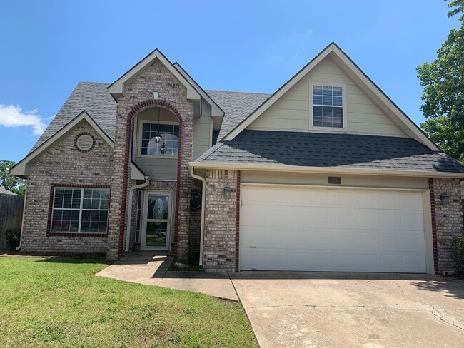 Spacious 4-bedroom home offers an easy com... - Spacious 4-bedroom home offers an easy com...