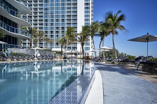 Building Photo - 6801 Collins Ave Unit LPH 05