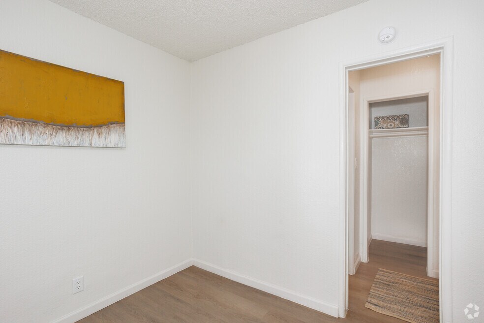 Studio - 400SF - Closet