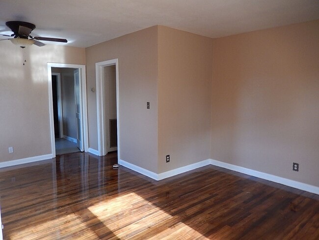 Photo - QUAINT Quincy 3/1 w/ Wood Floors, Sunroom, W/D, Large Yard, & New AC! $1150/month Avail May 6th!