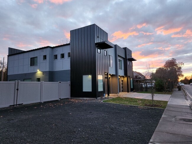 Building Photo - New Modern 4 Bed 2.5 Bath duplex with over... Rental