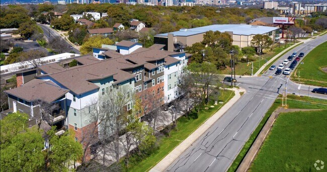 Photo - 1800 S I- 35 Service Rd