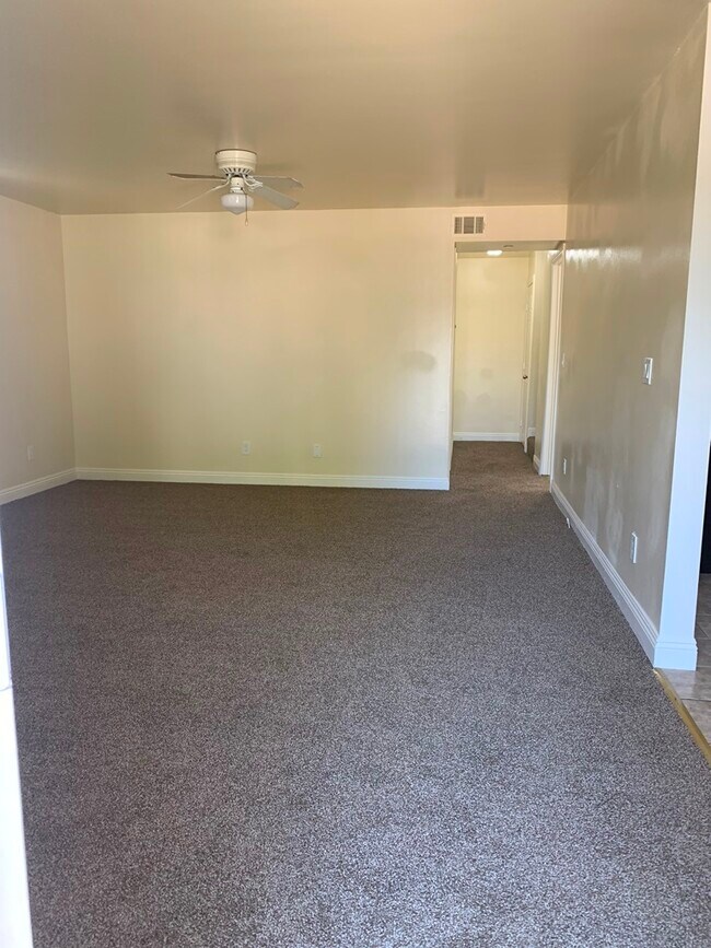 Photo - 812 E 81st St