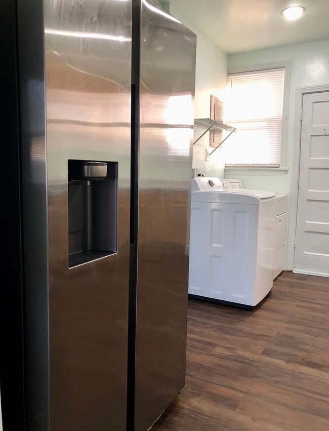 Photo - 1109 W 41st St