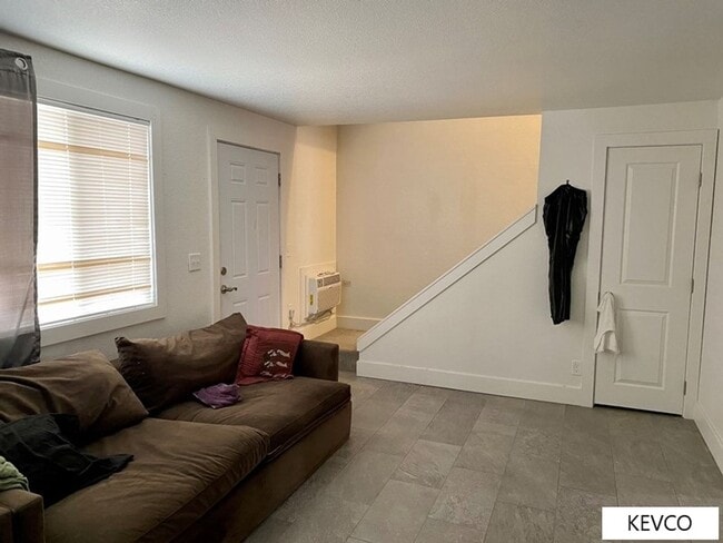 Photo - 1747-1759 E 16th St Unidad 1759 E 16th St