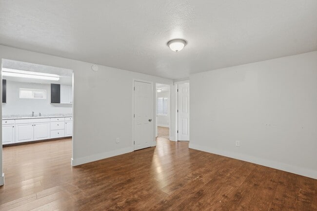 Building Photo - 2975 Madison Ave Unit Madison Downstairs