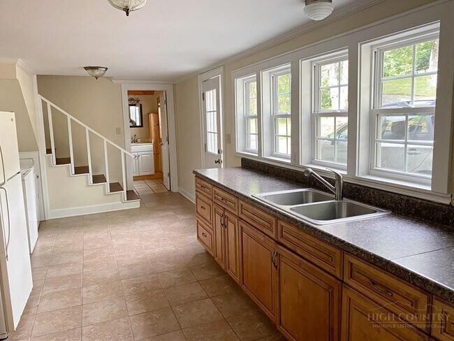 Photo - 807 Mt Jefferson Rd
