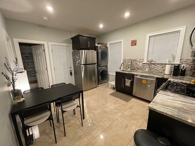 Building Photo - 81 Newbury St Unit 2 Rental
