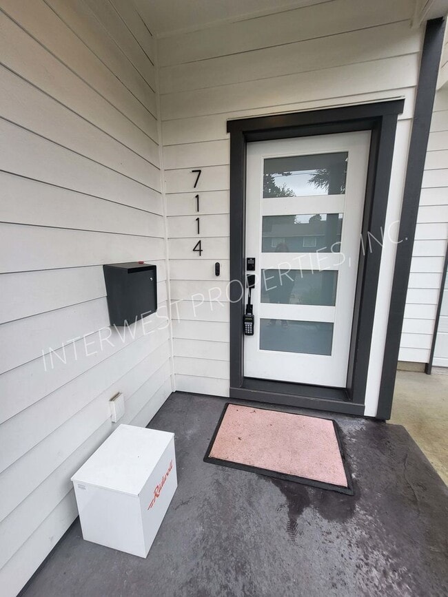 Photo - 4 bd 3.5ba dream home in the heart of the Woodlawn District w/Washer/Dryer, Garage & Gas Fireplace!