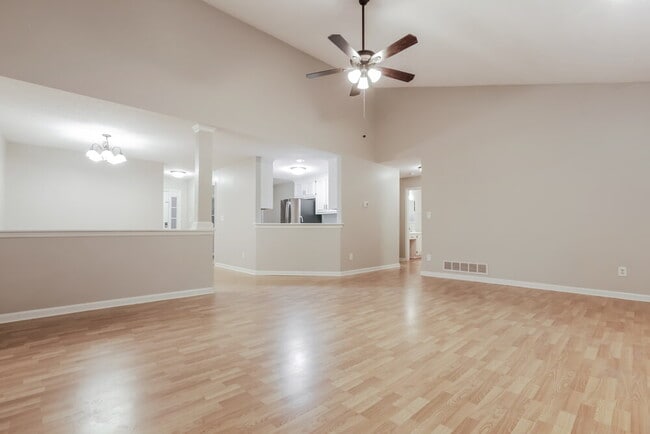 Photo - 107 Springwater Trce