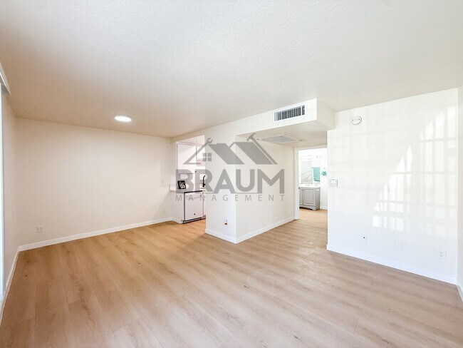 Photo - 5245 Riverton Ave Unidad 102