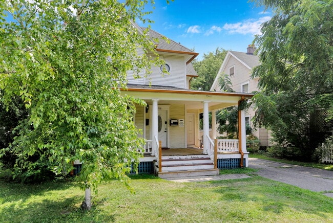 Photo - 716 N Walnut St