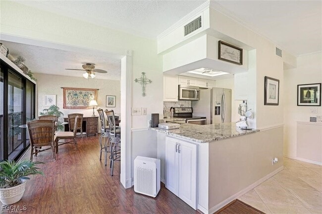 Building Photo - 5905 Trailwinds Dr Unit 824